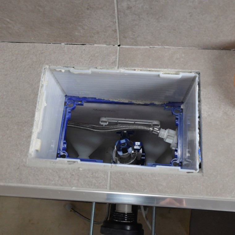 Blick auf den verbauten Geberit Omega Unterputzspülkasten Blick auf den verbauten Geberit Omega Unterputzspülkasten