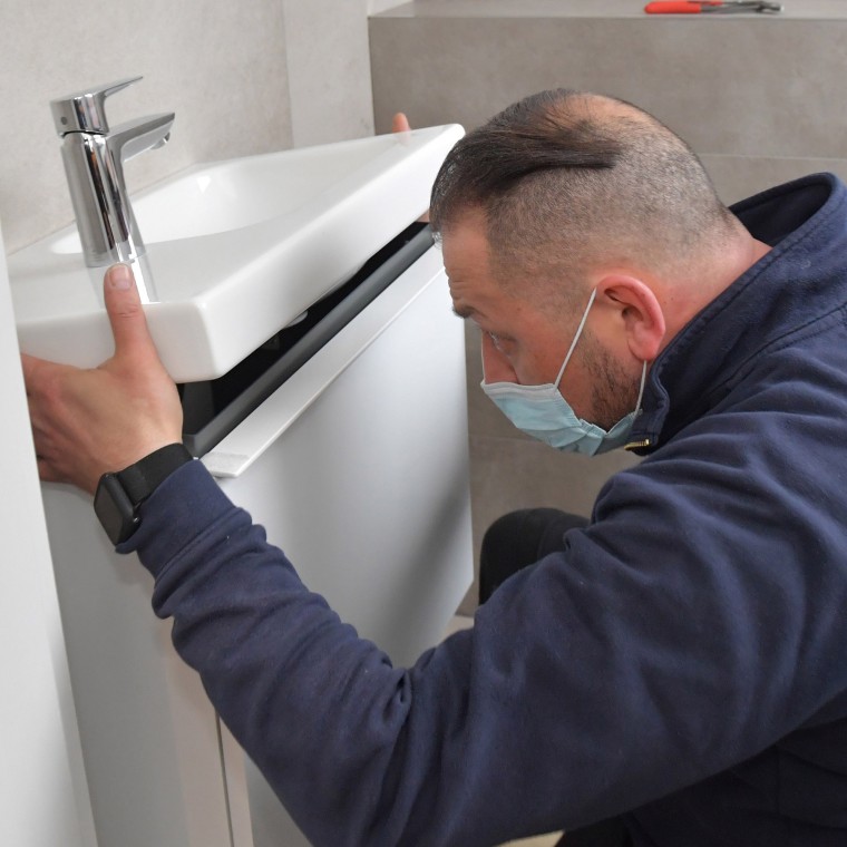 Einfache Montage des Geberit iCon Handwaschbeckens Einfache Montage des Geberit iCon Handwaschbeckens