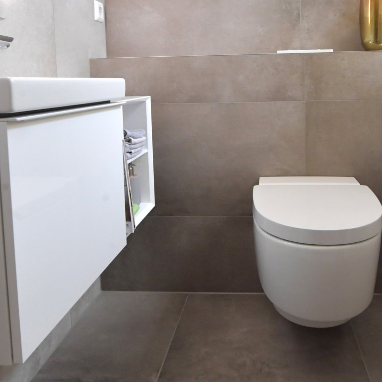 Das neue Gästebad der Familie Grewe mit Dusch-WC und Möbeln der Serie Geberit iCon Das neue Gästebad der Familie Grewe mit Dusch-WC und Möbeln der Serie Geberit iCon