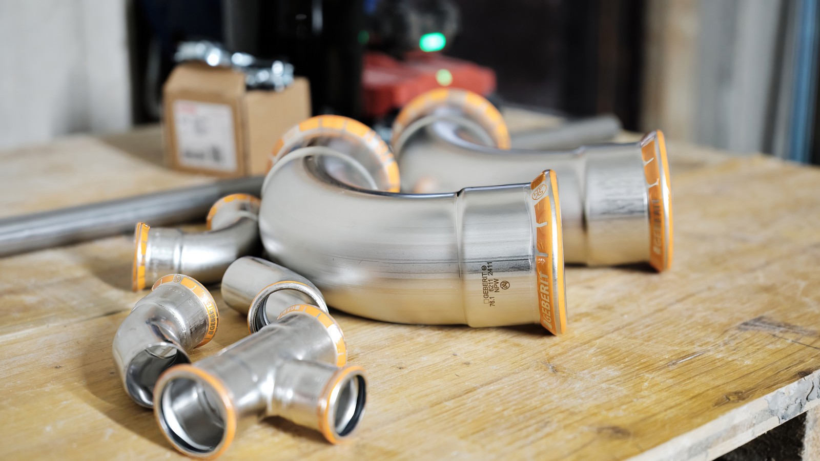 Geberit Mapress Therm Fittinge gekennzeichnet mit orangener Markierung.