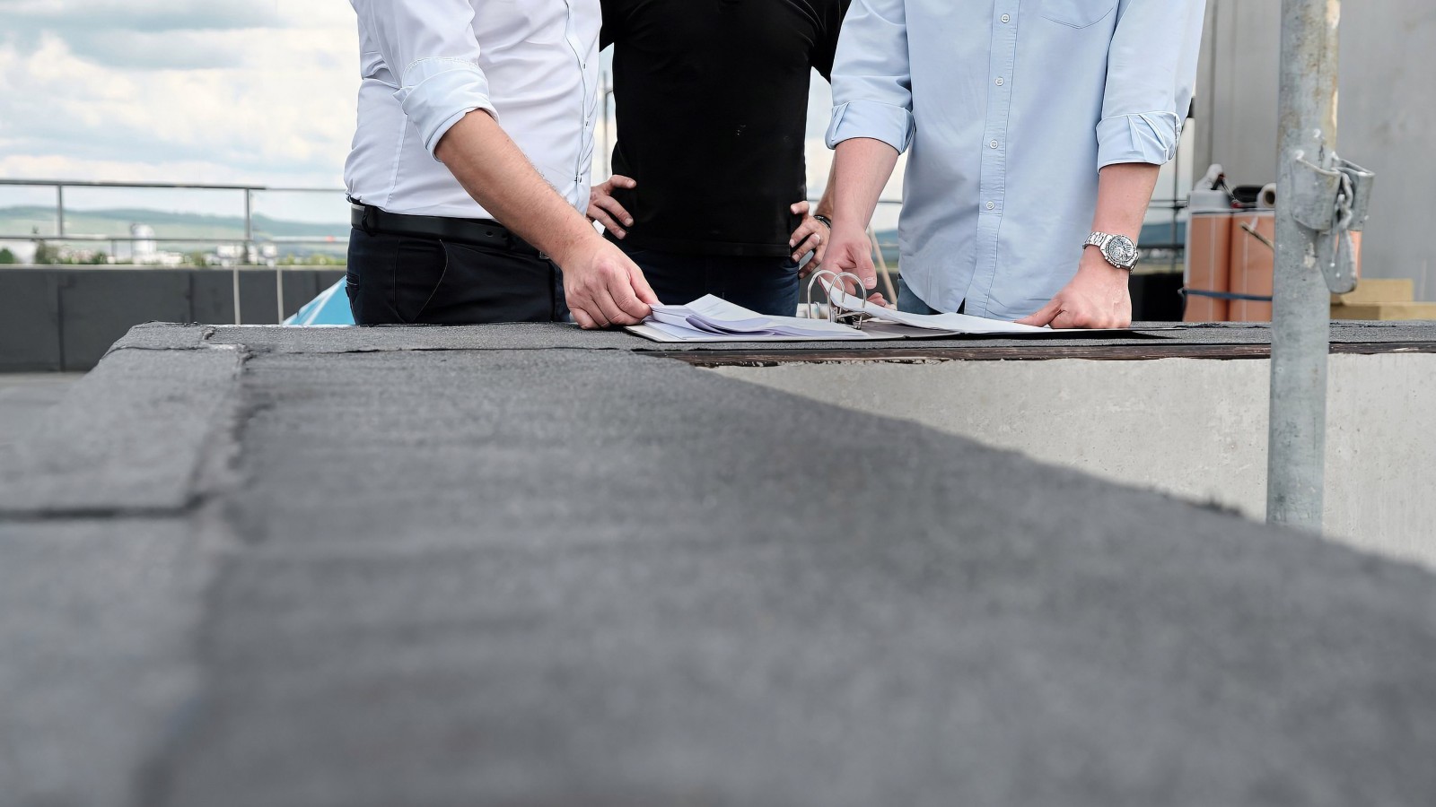 Gespräch während der Bauphase des Logistikzentrums AMF.