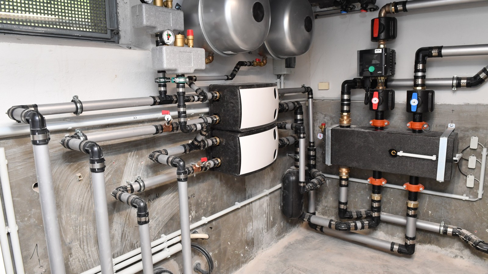 Die neue Heizzentrale versorgt jeweils einen Wohnblock aus drei Häusern mit je acht Wohnungen.