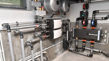 Die neue Heizzentrale versorgt jeweils einen Wohnblock aus drei Häusern mit je acht Wohnungen. Die neue Heizzentrale versorgt jeweils einen Wohnblock aus drei Häusern mit je acht Wohnungen.