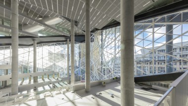 Terrassenartig angelegtes Atrium im Axel-Springer-Neubau in Berlin