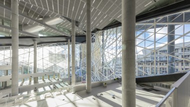 Terrassenartig angelegtes Atrium im Axel-Springer-Neubau in Berlin Terrassenartig angelegtes Atrium im Axel-Springer-Neubau in Berlin