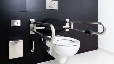 Spülrandloses WC Geberit Renova Comfort und Betätigungsplatte Geberit Sigma10