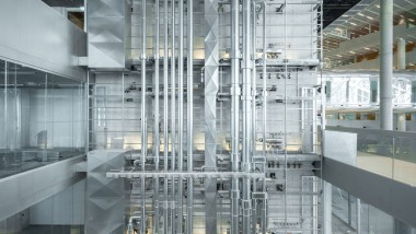 Installationswand aus Rohrleitungen im "Lichthof" des Axel-Springer-Neubaus in Berlin