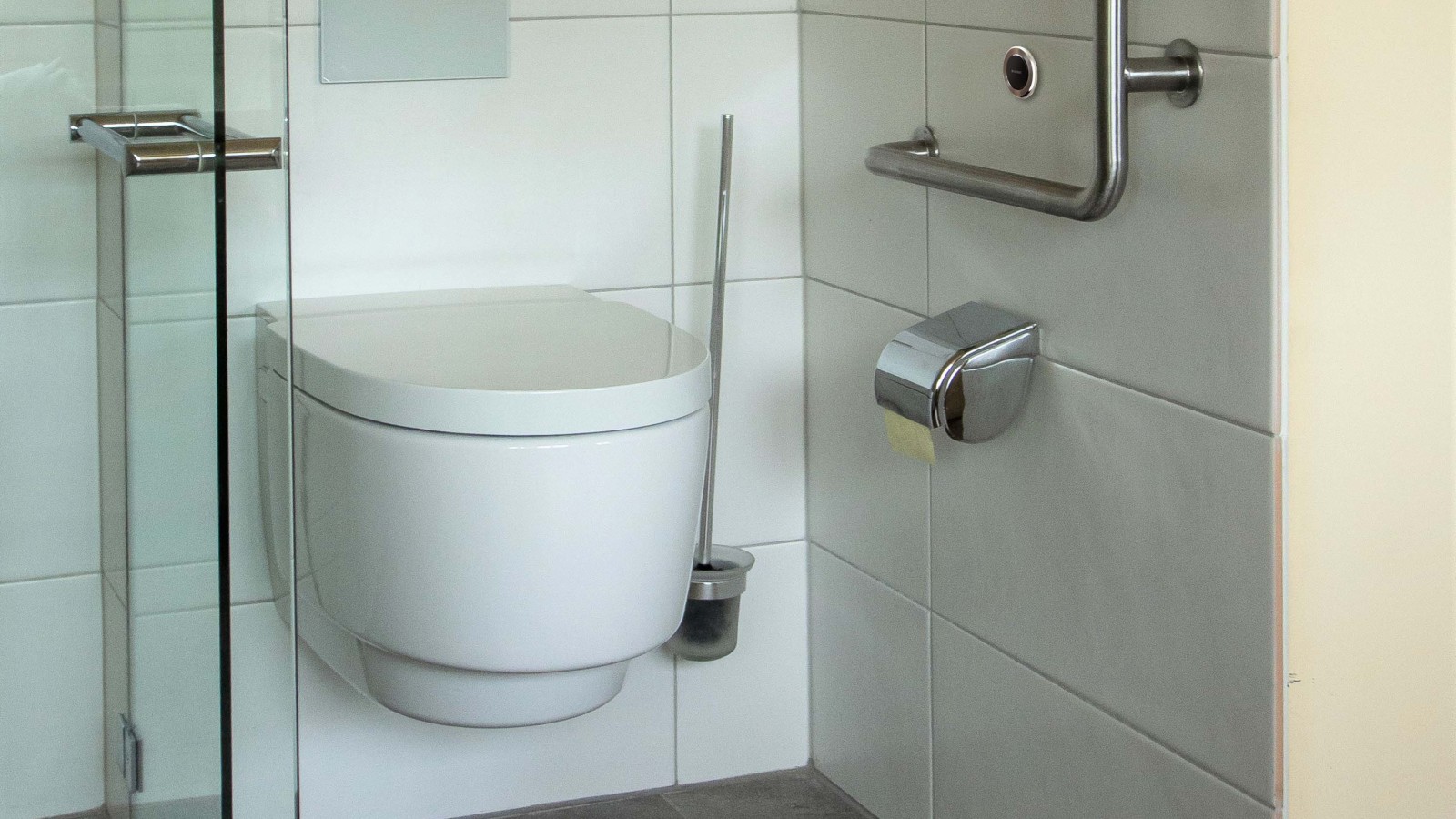 Dusch-WC Geberit AquaClean Mera zur barrierefreien Nutzung (© Peter Jagodic)