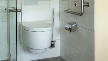 Dusch-WC Geberit AquaClean Mera zur barrierefreien Nutzung (© Peter Jagodic)