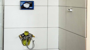 Geflieste Wand mit Technik für Dusch-WC (© Peter Jagodic)