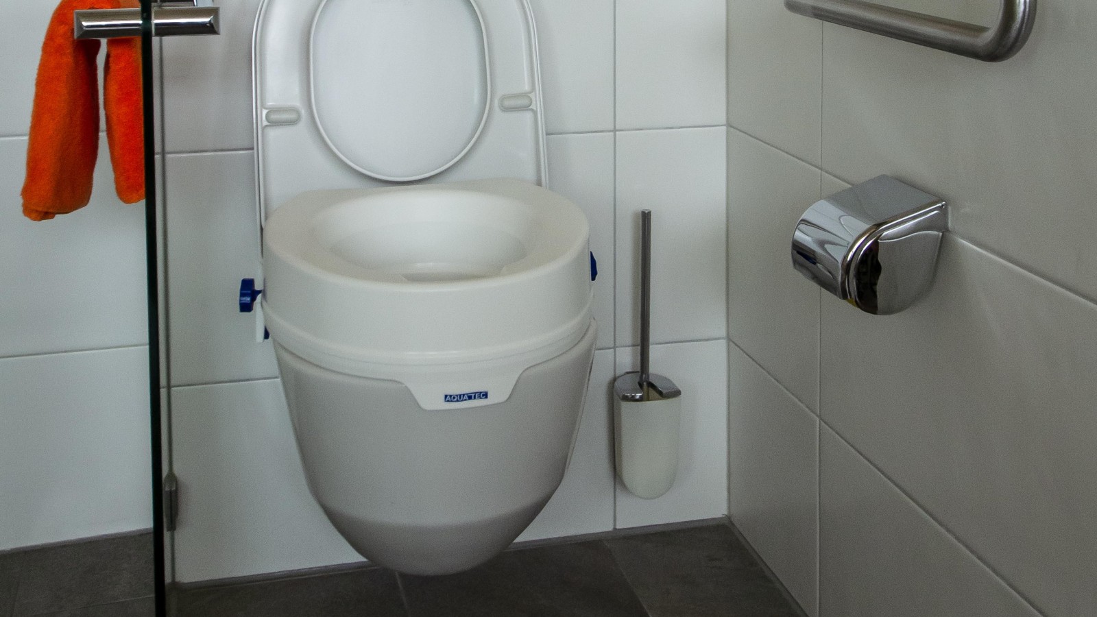 Vorher-Bild: Standard-WC mit einfacher Sitzerhöhung (© Peter Jagodic)