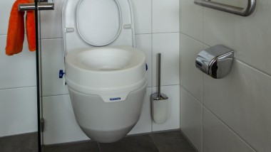 Vorher-Bild: Standard-WC mit einfacher Sitzerhöhung (© Peter Jagodic)