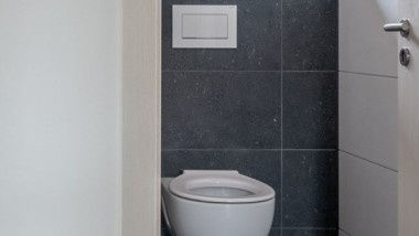 Gemeinschaftsbäder mit Geberit Renova WCs und Sigma30 Betätigungsplatten Gemeinschaftsbäder mit Geberit Renova WCs und Sigma30 Betätigungsplatten