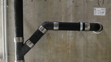 Offen verlegte Geberit Silent-db20-Rohre in den Mietbädern Offen verlegte Geberit Silent-db20-Rohre in den Mietbädern