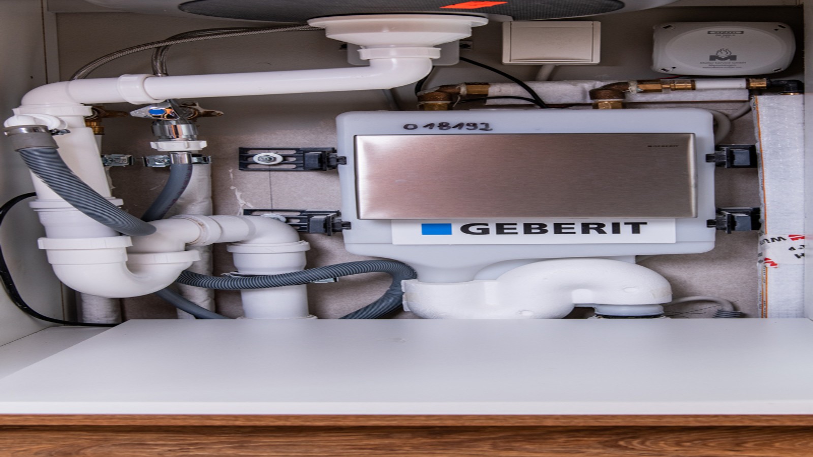 Geberit Hygienespülung versteckt unter einer Küchenspüle