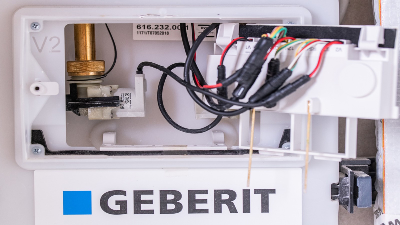 Inneres der Geberit Hygienespülung, Steuerungstechnik und Rückstausensoren