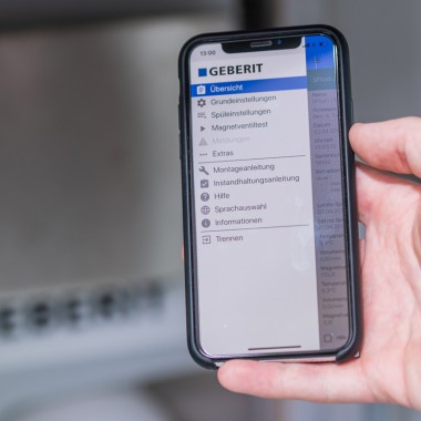 Übersichtliches Menü der Geberit SetApp für die sichere Inbetriebnahme der Hygienespülung