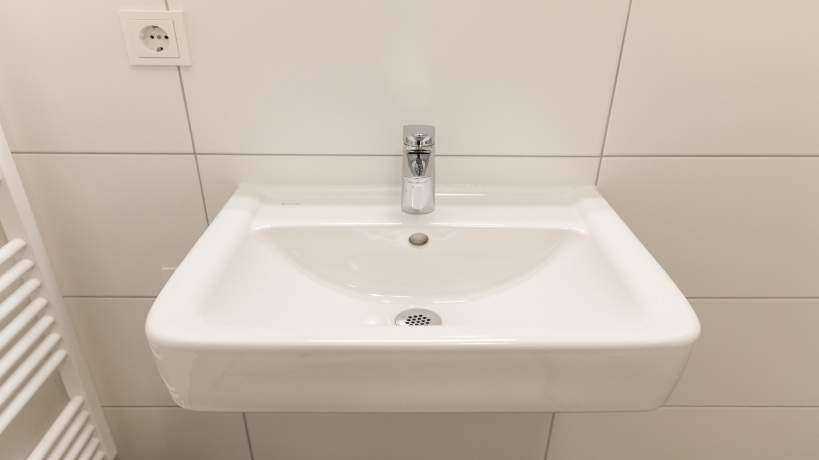 Alle 137 Bäder im Apartmenthaus Cubus130 in Frankfurt sind mit Geberit Renova Plan Waschbecken ausgestattet