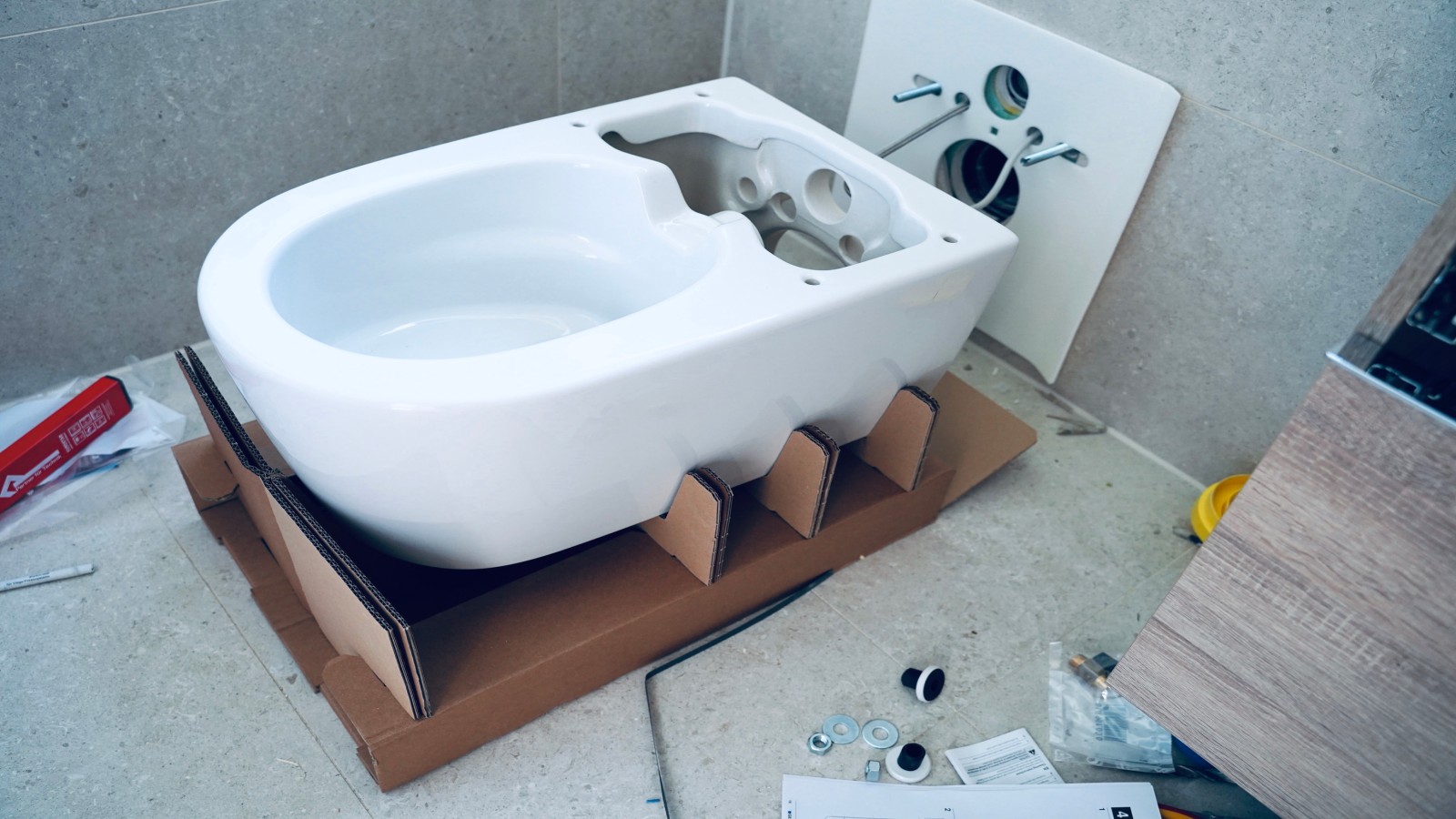 Der Karton des Dusch-WCs kann als Einbauhilfe genutzt werden.