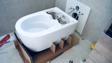 Der Karton des Dusch-WCs kann als Einbauhilfe genutzt werden.