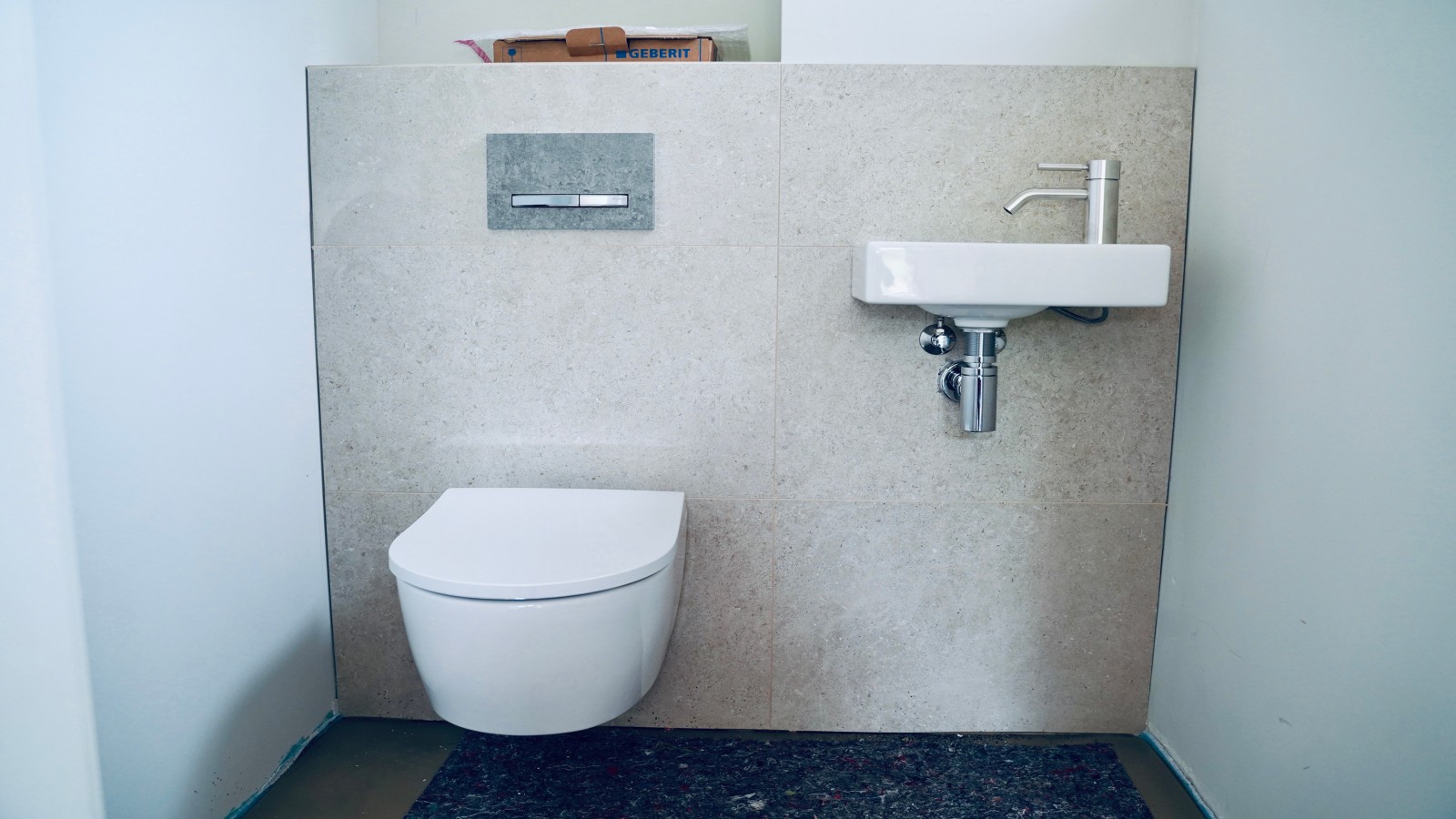 Gäste-WC mit Serie Geberit iCon und Sigma50 Betätigungsplatte