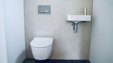 Gäste-WC mit Serie Geberit iCon und Sigma50 Betätigungsplatte