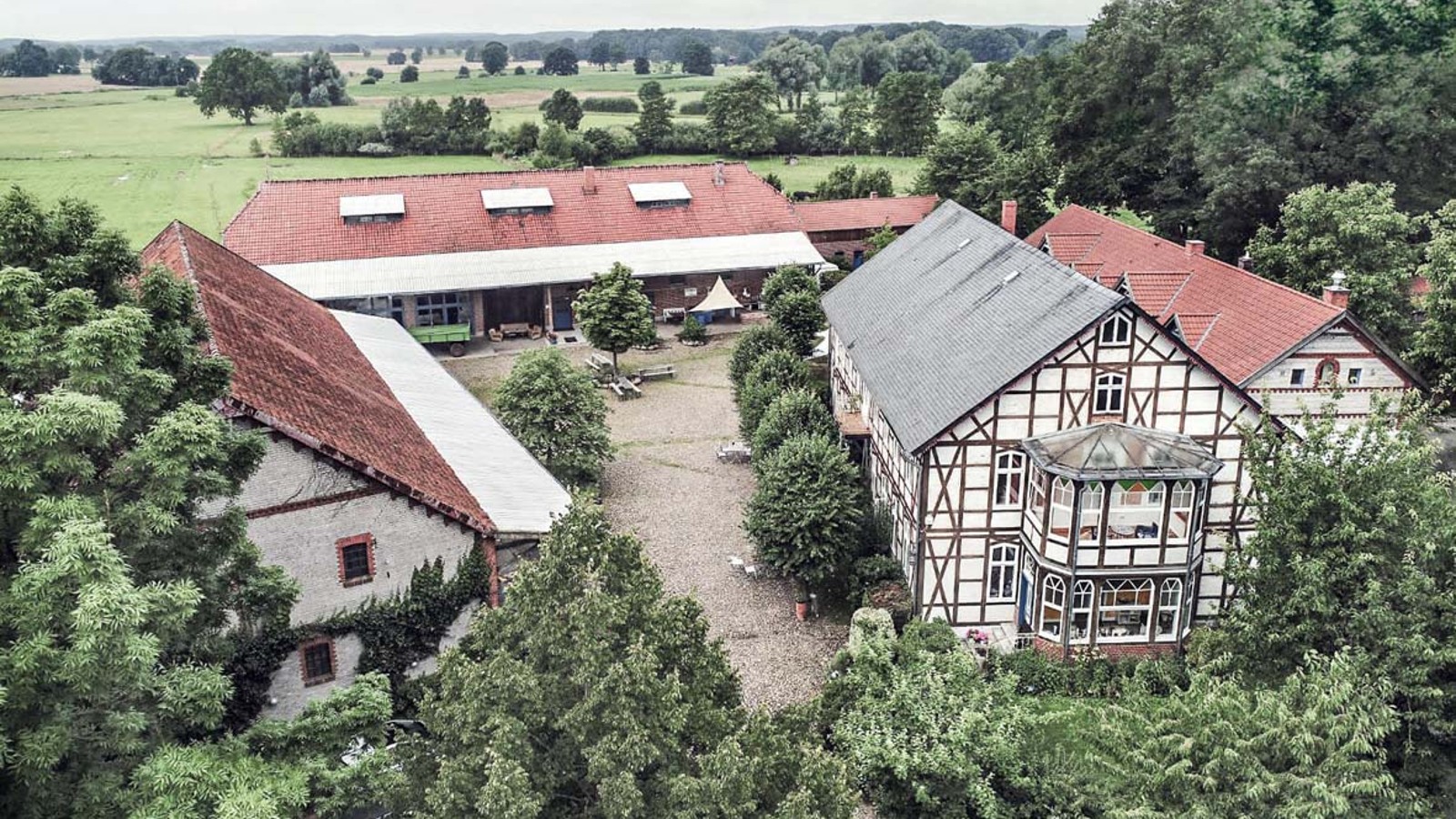 Außenaufnahme des zukunftsweisenden Wohn- und Arbeitsprojekts "Ein Ding der Möglichkeit"