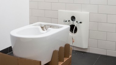 Montagehilfe zur komfortablen Installation des AquaClean Dusch-WCs