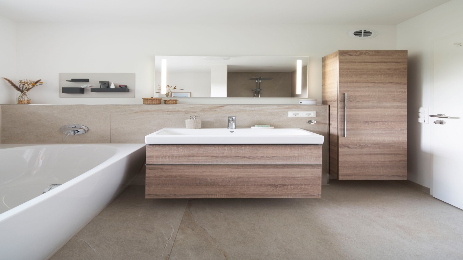 Waschtischkeramik und Badmöbel aus der Badserie Geberit iCon Waschtischkeramik und Badmöbel aus der Badserie Geberit iCon