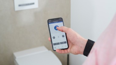 Persönlichen Einstellungen in der Geberit AquaClean App zur Steuerung des Dusch-WCs