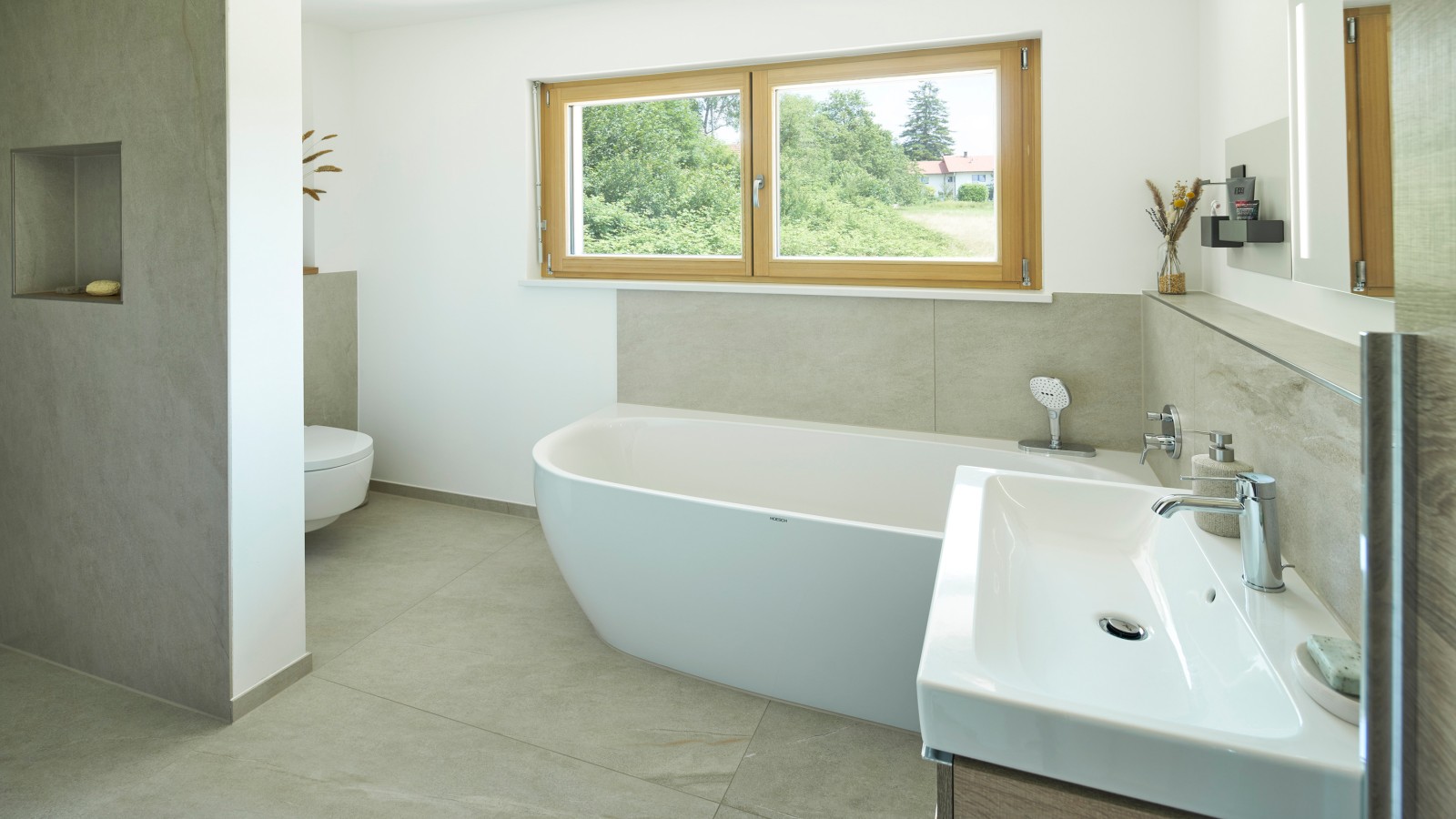 Das Bad wurde in Einklang mit der Umgebung des Hauses gestaltet