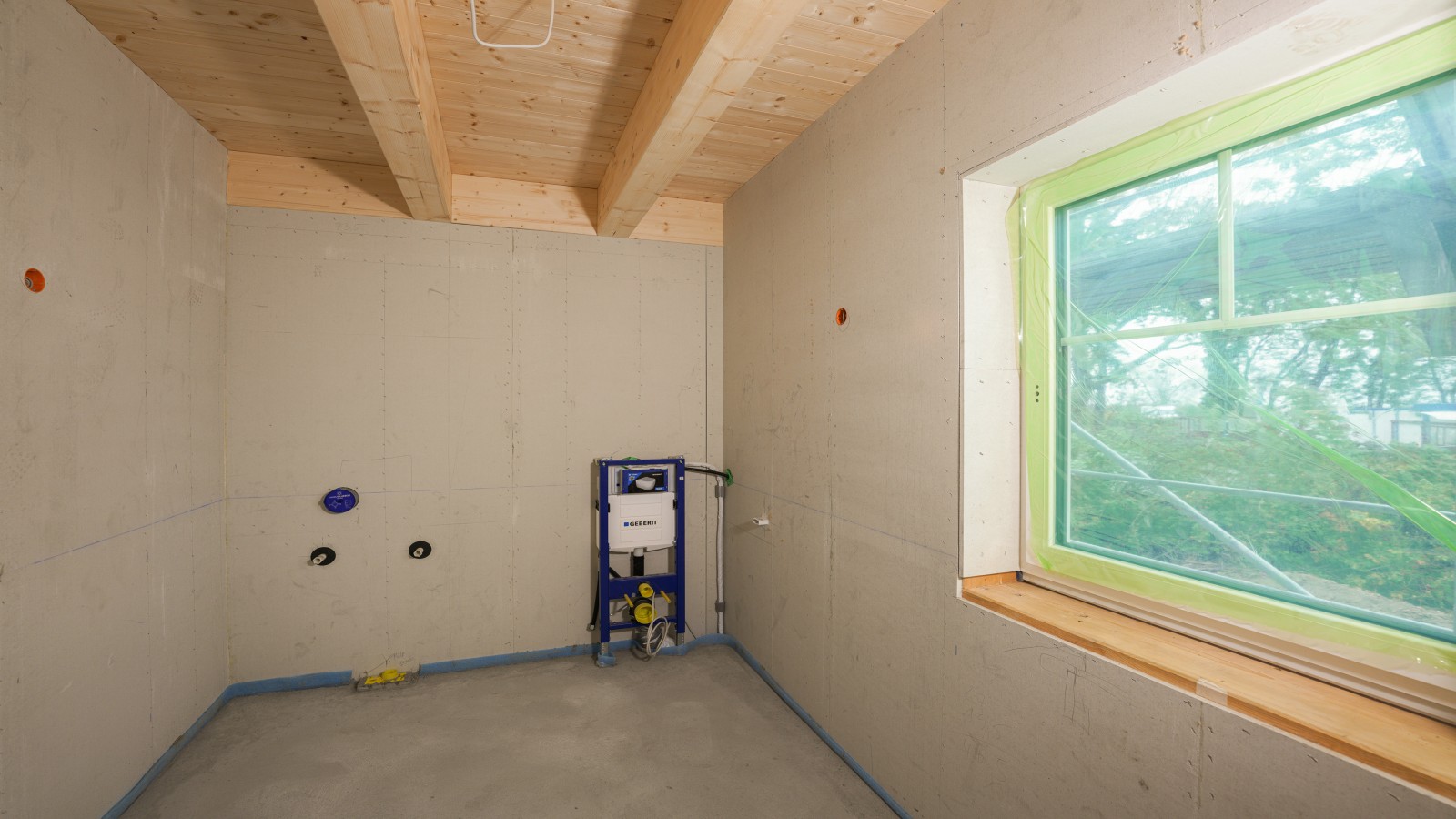 Große Fensterfront sorgt für viel Licht im Bad Große Fensterfront sorgt für viel Licht im Bad