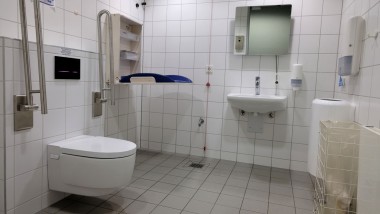 Barrierefreier Sanitärraum mit viel Bewegungsfreiheit, Geberit AquaClean Mera