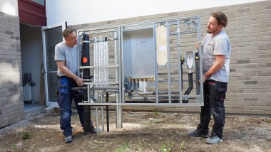 Installateure tragen einzelne Einheiten der Installationswand, Foto: Bosch Installateure tragen einzelne Einheiten der Installationswand, Foto: Bosch