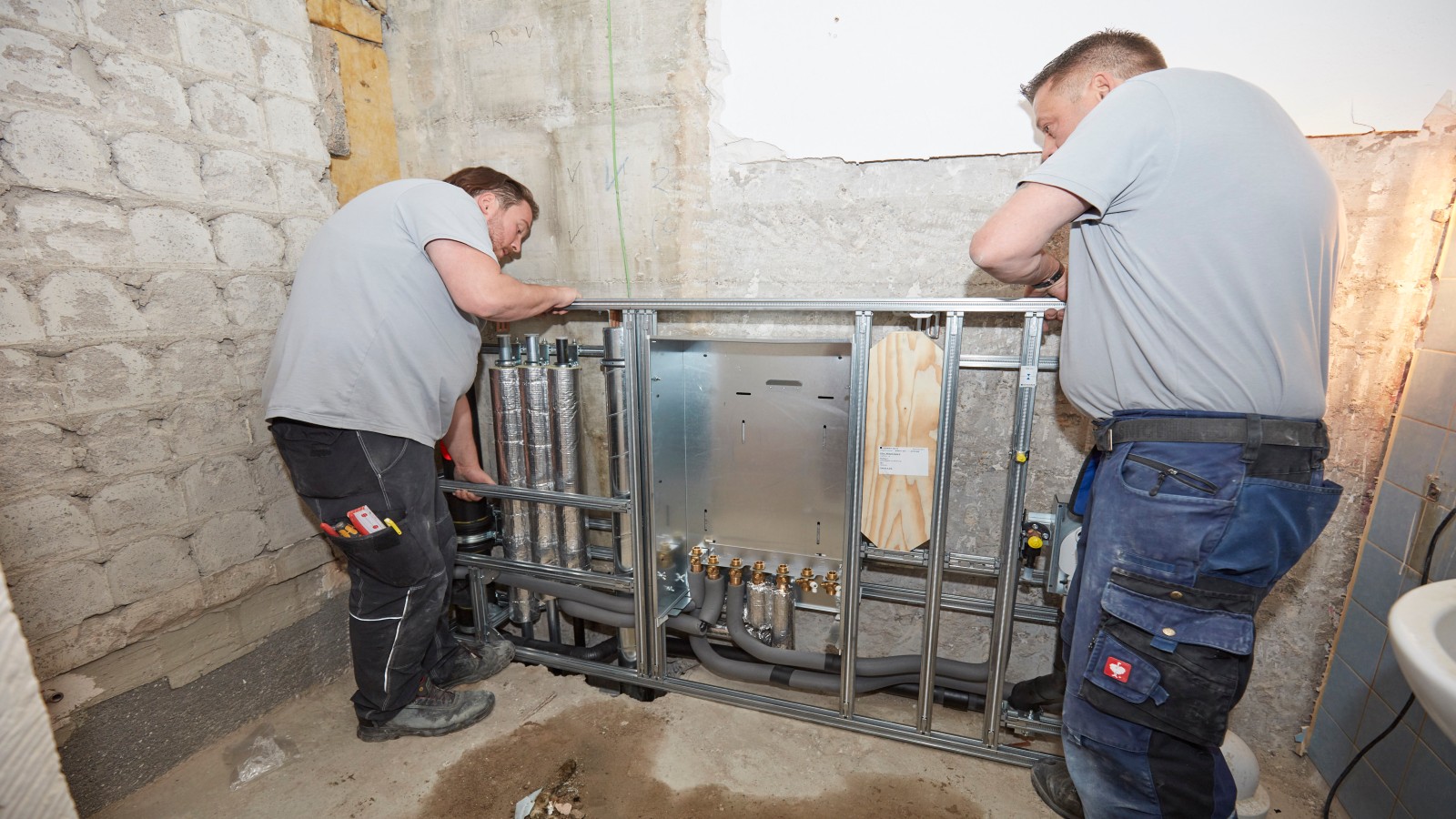 Installateure befestigen die GIS IV Installationswand, Foto: Bosch