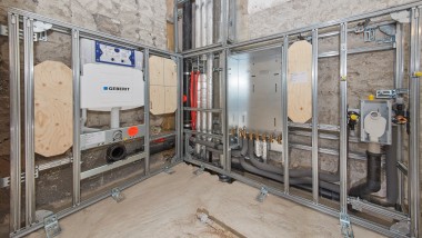 Teile der GIS IV-Wände werden L-förmig im Bad zusammengefügt, Foto: Bosch Teile der GIS IV-Wände werden L-förmig im Bad zusammengefügt, Foto: Bosch