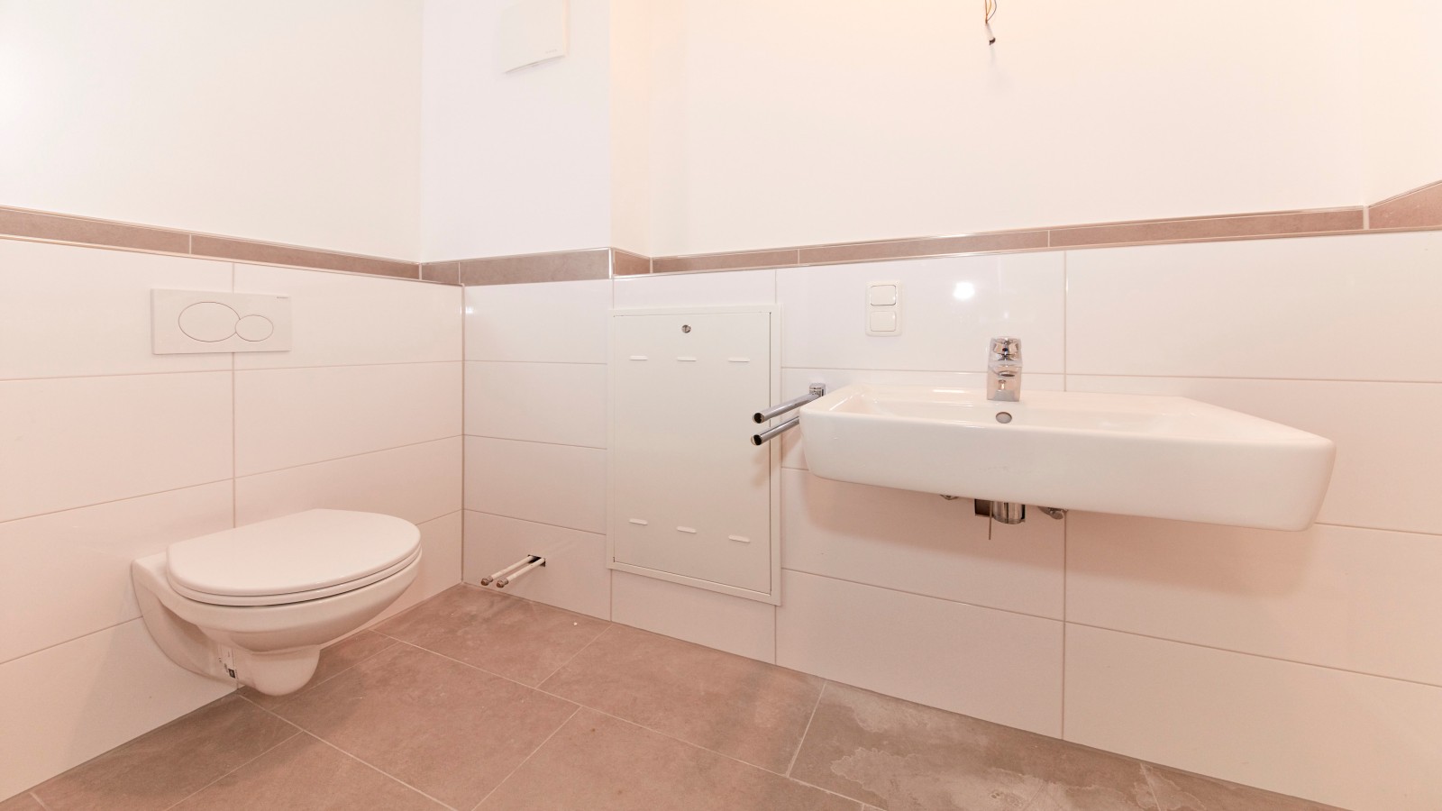 Wand-WC mit Betätigungsplatte und Waschtisch der Badserie Geberit Renova Foto: Bosch Wand-WC mit Betätigungsplatte und Waschtisch der Badserie Geberit Renova Foto: Bosch