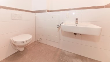 Wand-WC mit Betätigungsplatte und Waschtisch der Badserie Geberit Renova Foto: Bosch Wand-WC mit Betätigungsplatte und Waschtisch der Badserie Geberit Renova Foto: Bosch