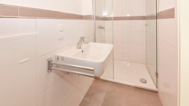 Das neue Bad im Seniorenheim nach der Komplettsanierung, Foto: Bosch Das neue Bad im Seniorenheim nach der Komplettsanierung, Foto: Bosch