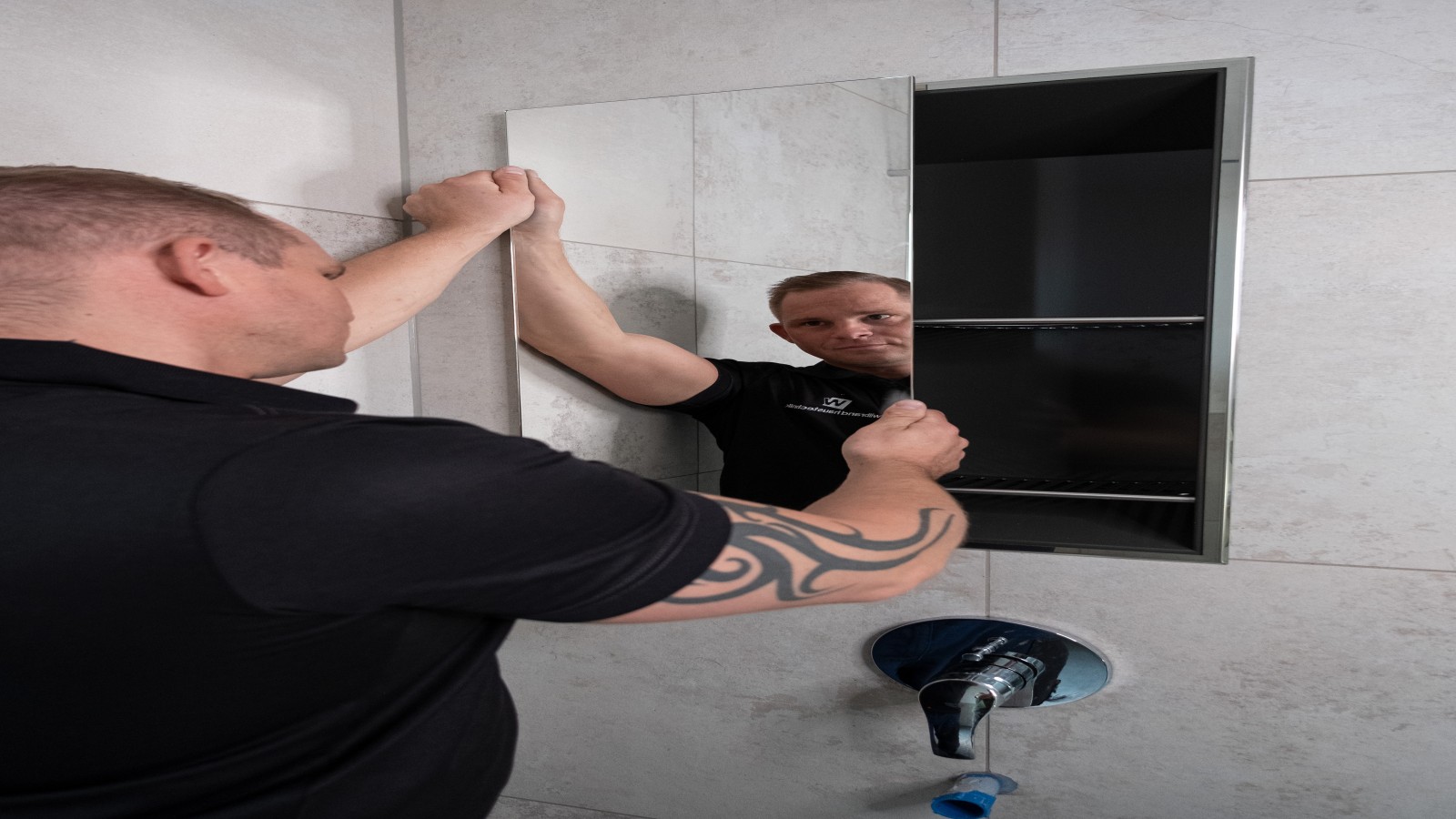 Geberit Nischenablagebox - Montage der Schiebetür Geberit Nischenablagebox - Montage der Schiebetür