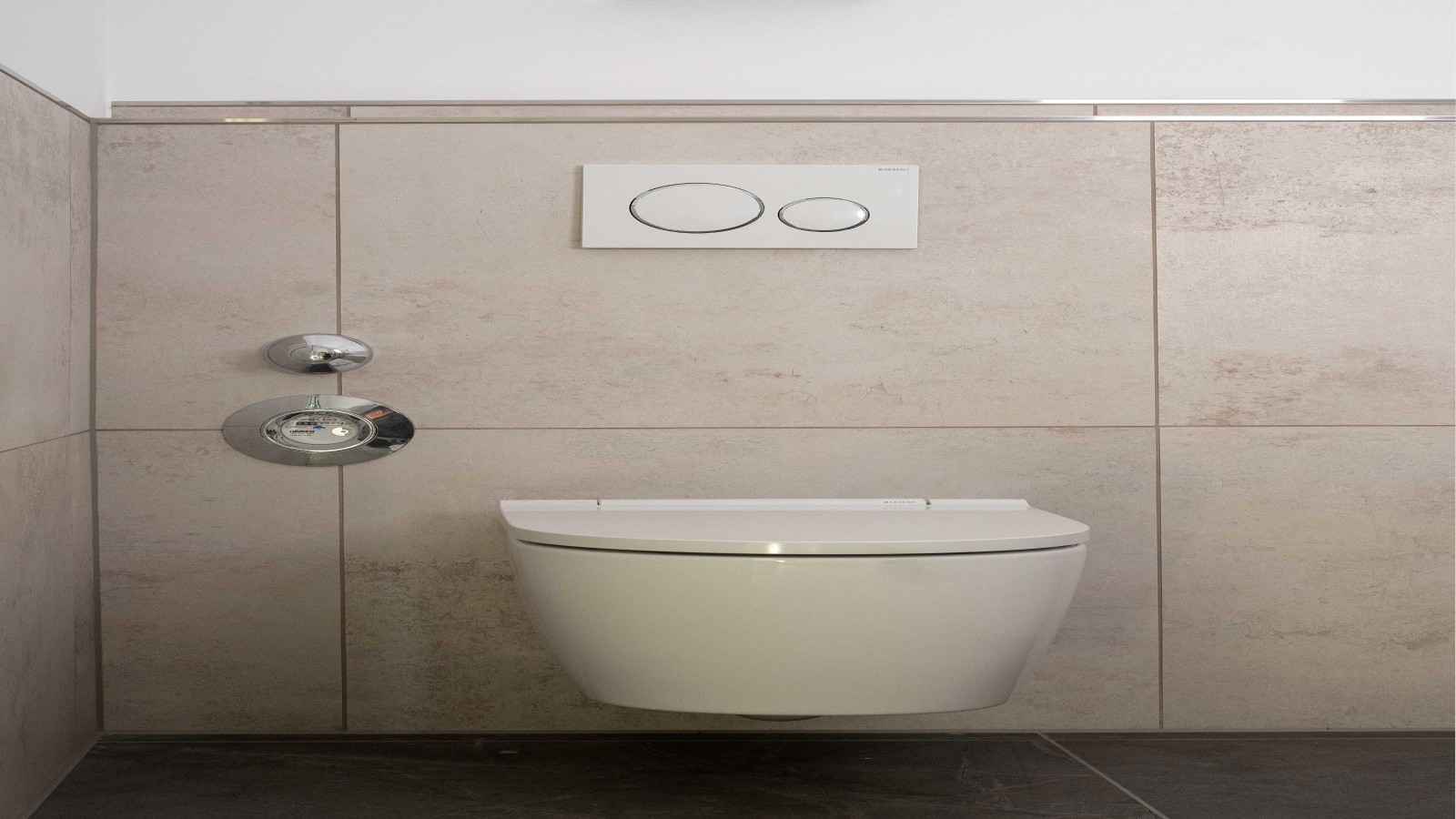 Geberit ONE WC mit Geberit Sigma Betätigungsplatte Geberit ONE WC mit Geberit Sigma Betätigungsplatte