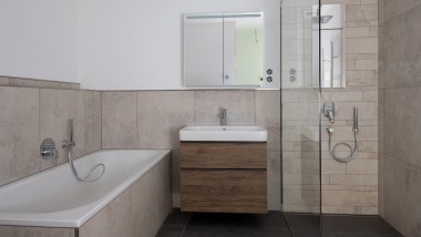 Badezimmer mit Geberit Smyle Waschtisch und Geberit Option Spiegelschrank