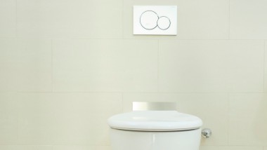Höhenverstellbares WC der Badserie Renova Comfort mit Betätigungsplatte Geberit Sigma01
