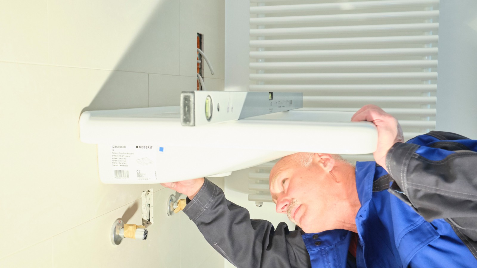 Montage des Waschtisches Geberit Renova Comfort eckig Montage des Waschtisches Geberit Renova Comfort eckig