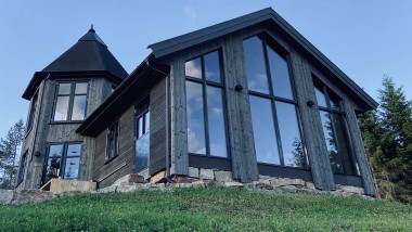 Außenaufnahme des Holzchalets Fairytale Castle (© Annette Bogstad)