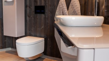 Bad mit Dusch-WC Geberit AquaClean Mera und Waschbecken der Serie myDay