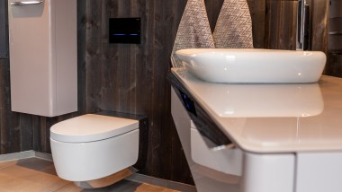 Bad mit Dusch-WC Geberit AquaClean Mera und Waschbecken der Serie myDay Bad mit Dusch-WC Geberit AquaClean Mera und Waschbecken der Serie myDay