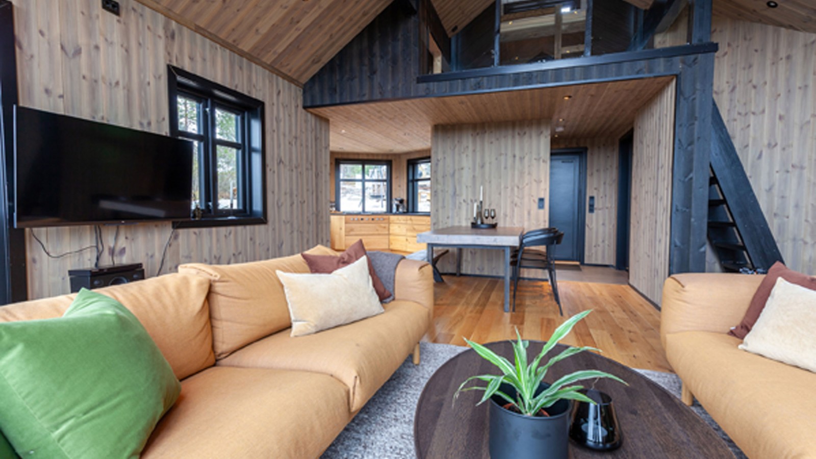 Wohnbereich des Fairytale Castle mit viel Holz und natürlichen Farbtönen Wohnbereich des Fairytale Castle mit viel Holz und natürlichen Farbtönen