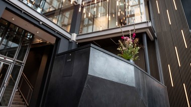 Self-Check-In-Terminal im Foyer des Clipper Boardinghouse Hamburg-Michel.