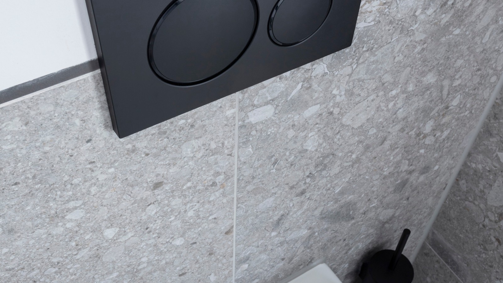 Die Betätigungsplatte Geberit Sigma20 in Schwarz matt setzt Akzente im Clipper Boardinghouse Hamburg. Die Betätigungsplatte Geberit Sigma20 in Schwarz matt setzt Akzente im Clipper Boardinghouse Hamburg.